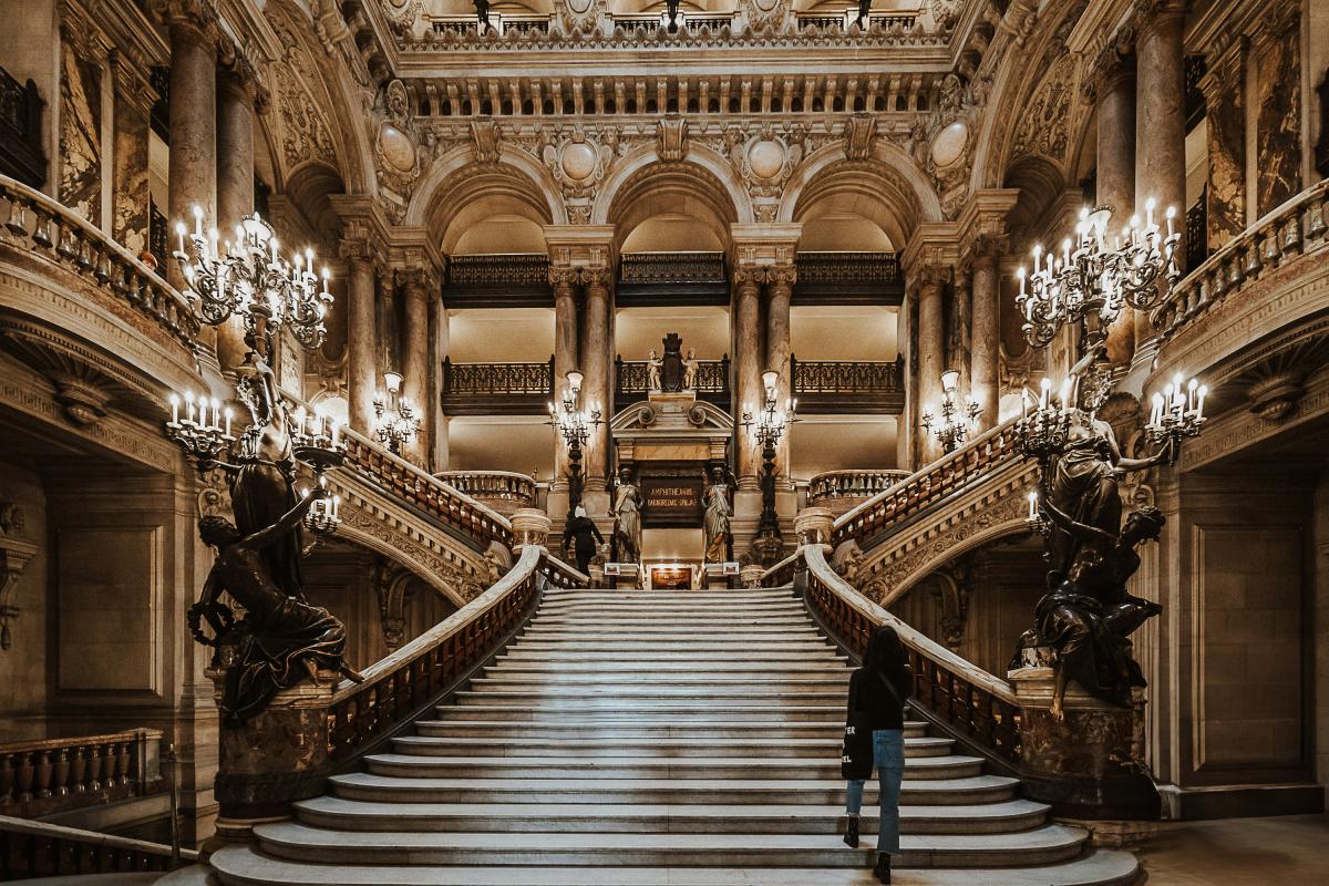 La gran escalera dorada del Palais Garnier