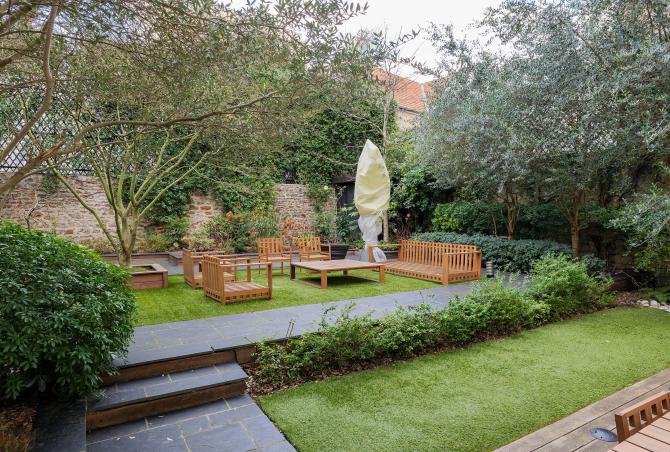 Par179 - Apartment with private garden