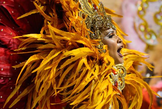 Luxe exclusif au carnaval de Rio: chefs-d'œuvre de costumes