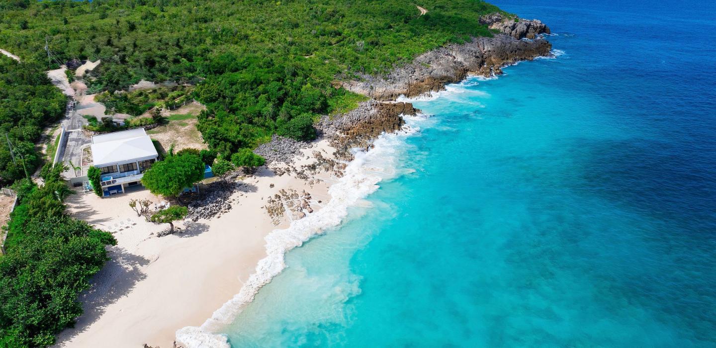 Aia011 – Villa frente al mar en Limestone Bay