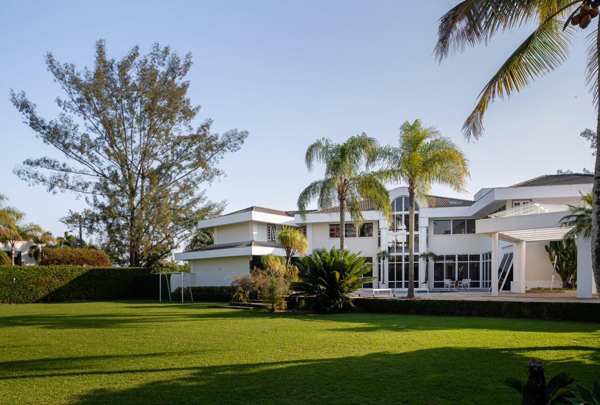 Rio153 - Mansion in Barra da Tijuca condominium
