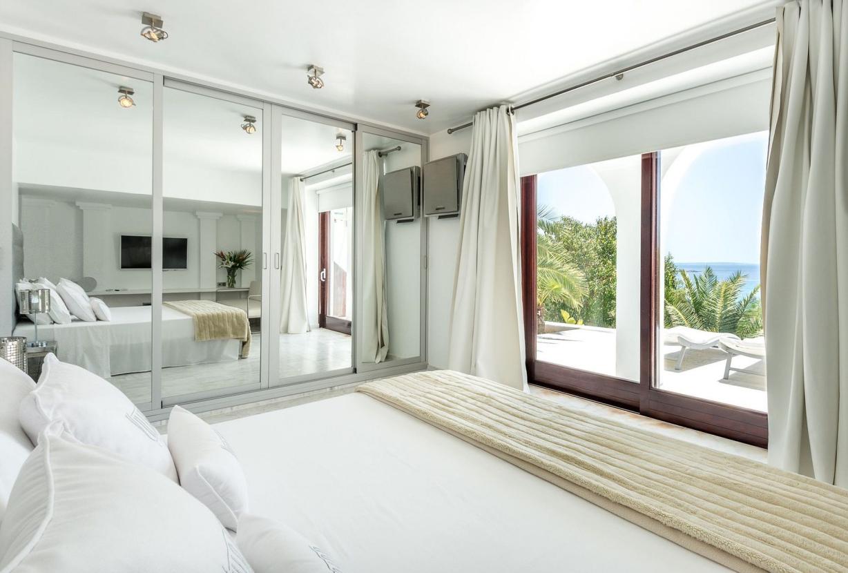 Ibi016 - Belle Villa dans la baie de Cala Jondal, Ibiza