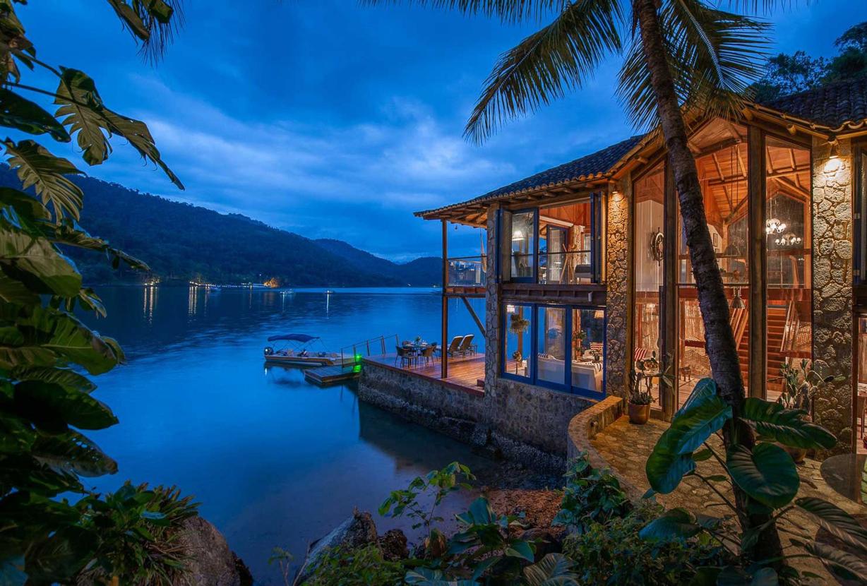 Pty011 - Maravilhosa propriedade com 2 casas à beira-mar em Paraty