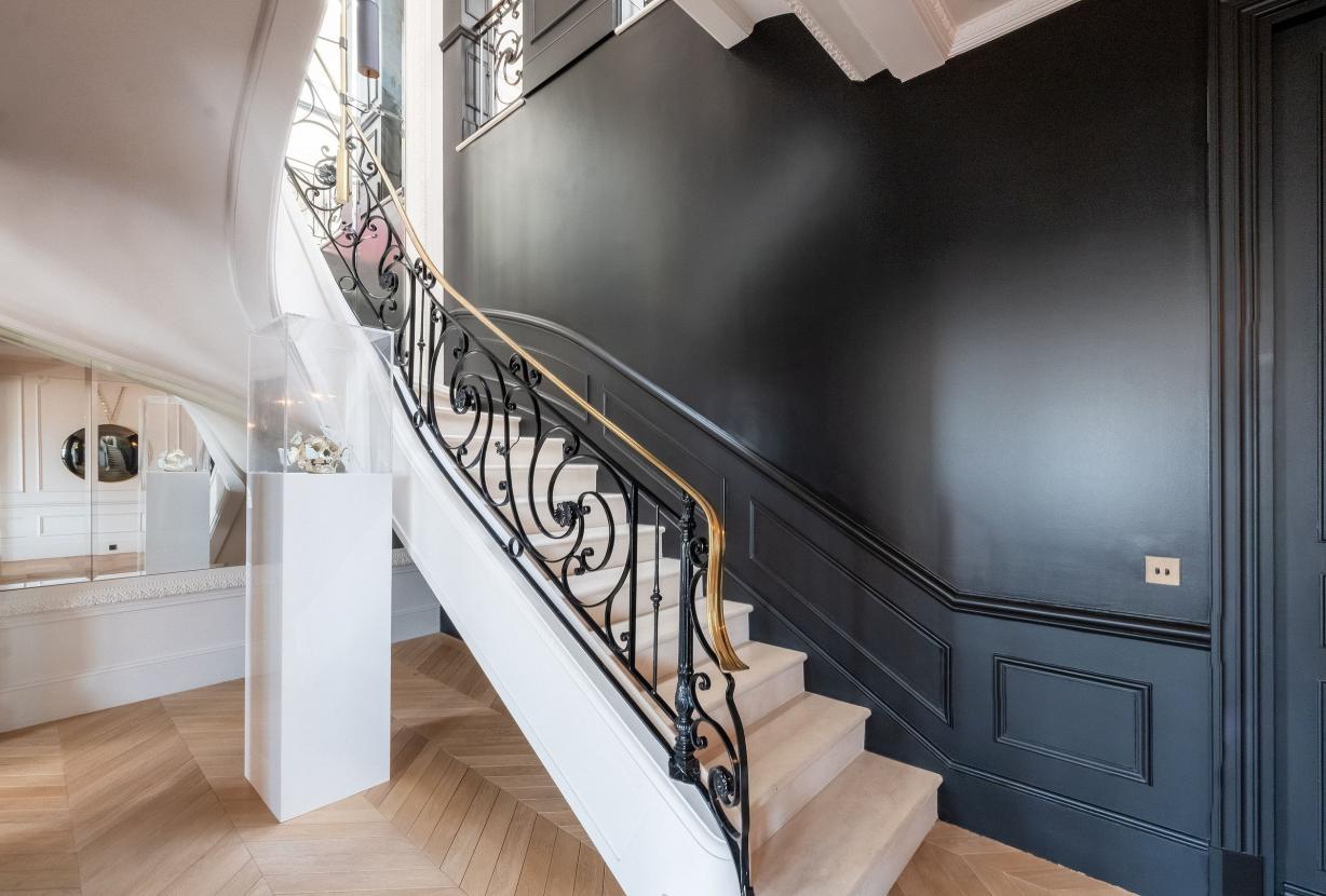 Par047 - Luxurious Duplex on Avenue George V