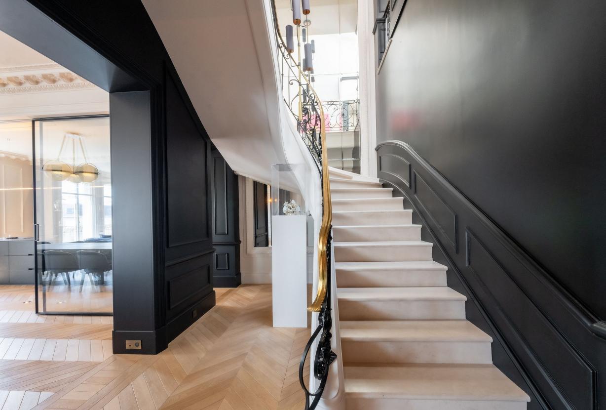 Par047 - Luxurious Duplex on Avenue George V