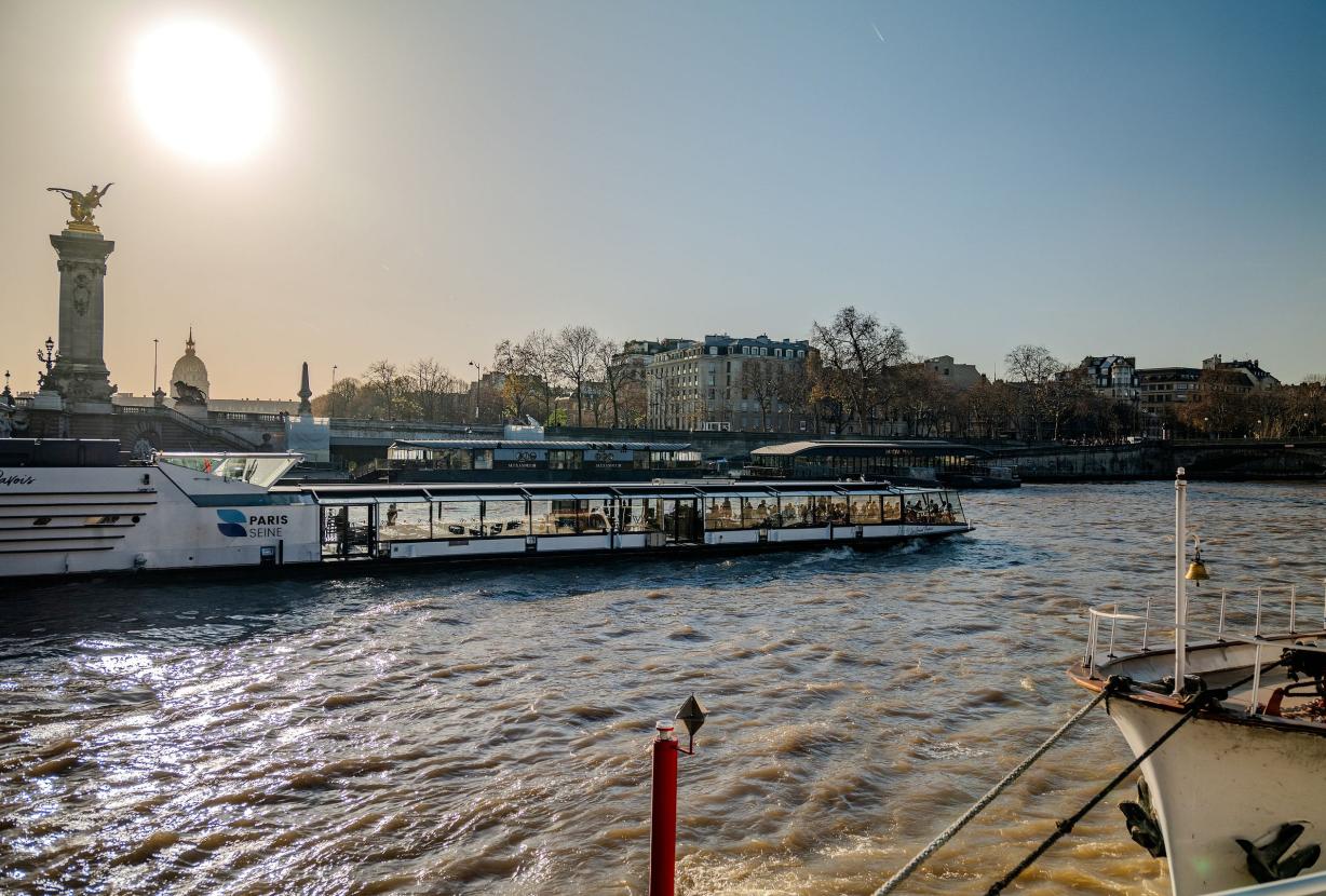 Par054 - Luxury house boat in the heart of Paris