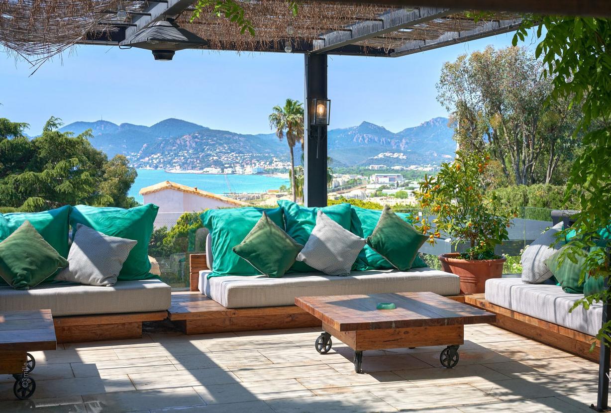 Azu073 - Elegante Villa de Piedra con Vista al Mar