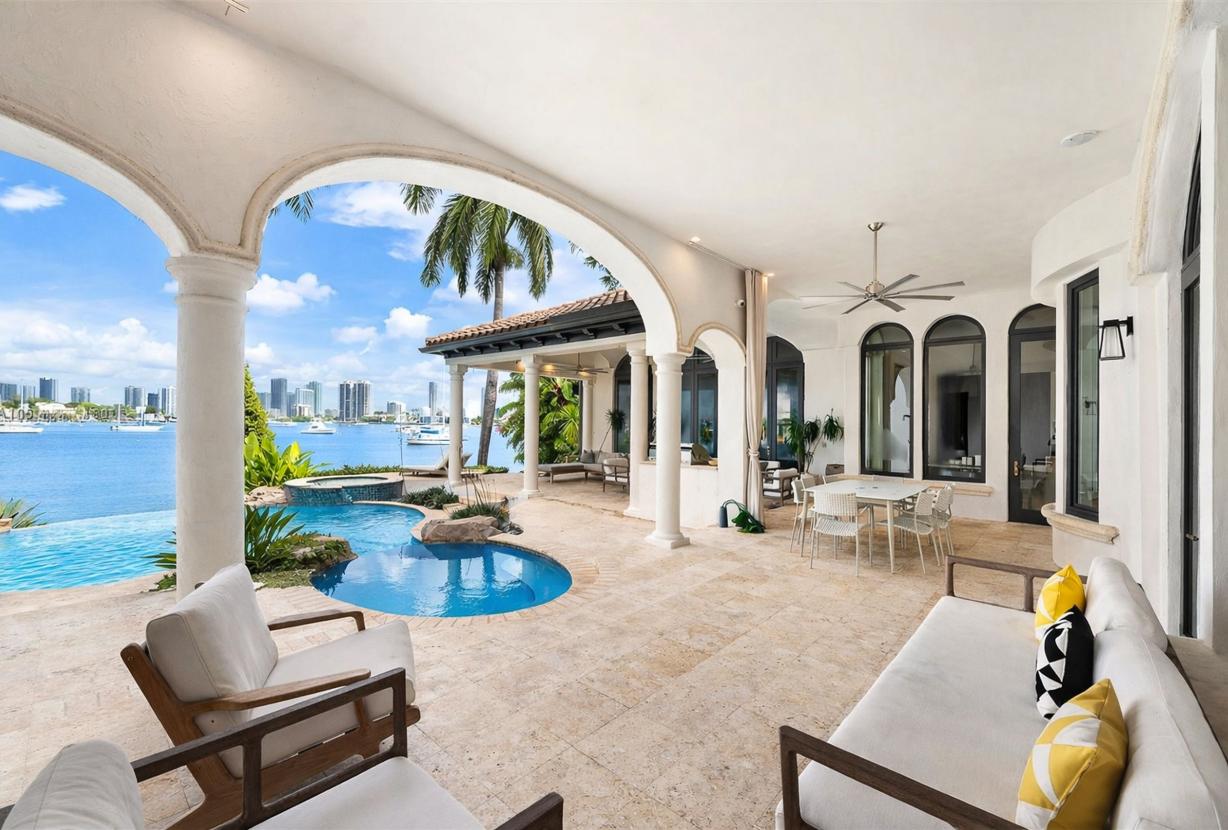 Mia002 - Luxury 5-Bedroom Home in Miami