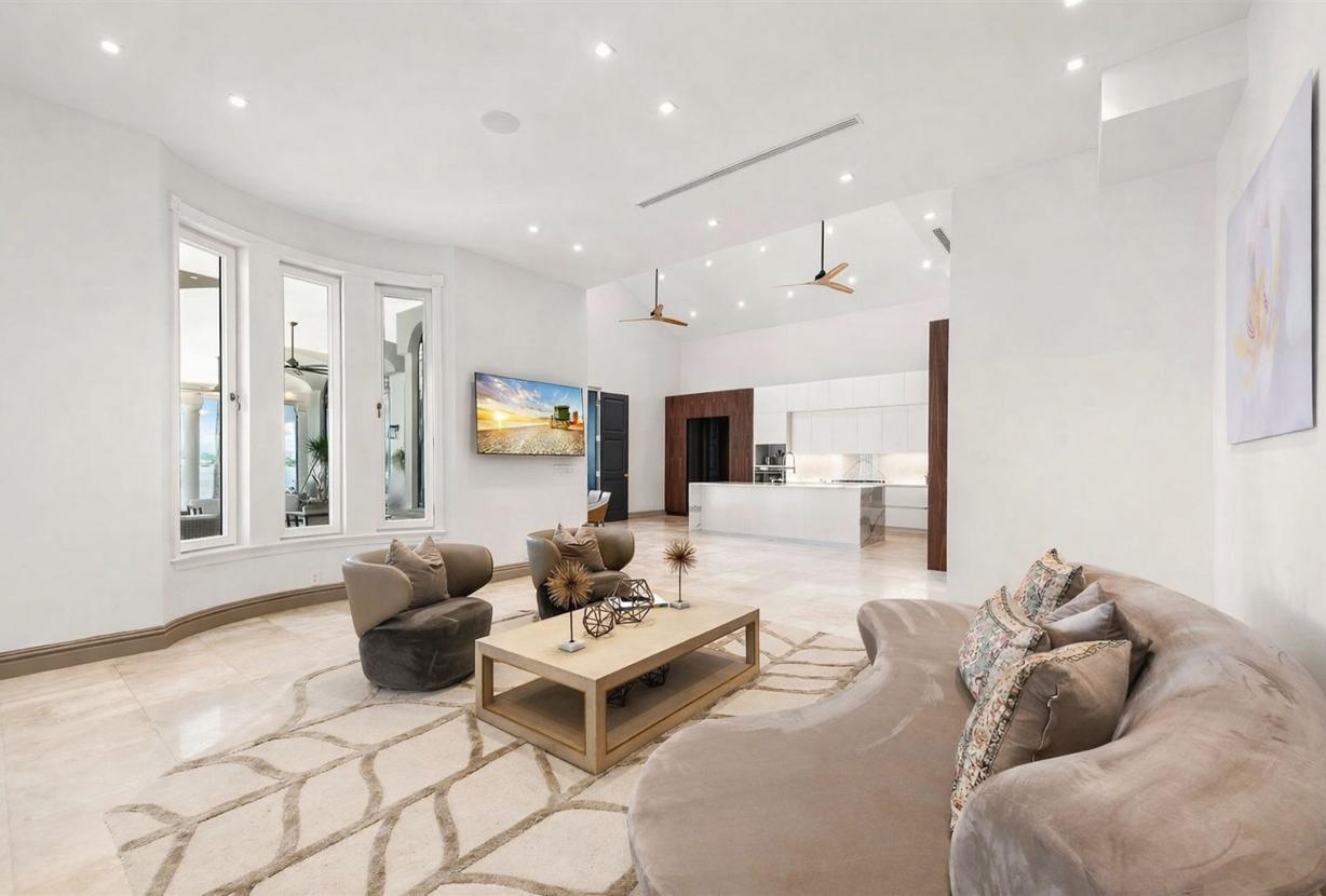 Mia002 - Luxury 5-Bedroom Home in Miami