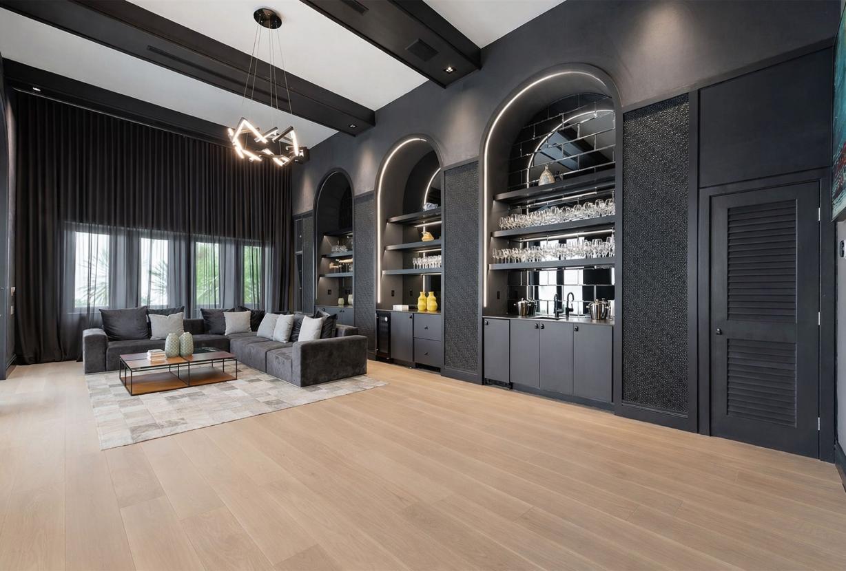 Mia002 - Luxury 5-Bedroom Home in Miami