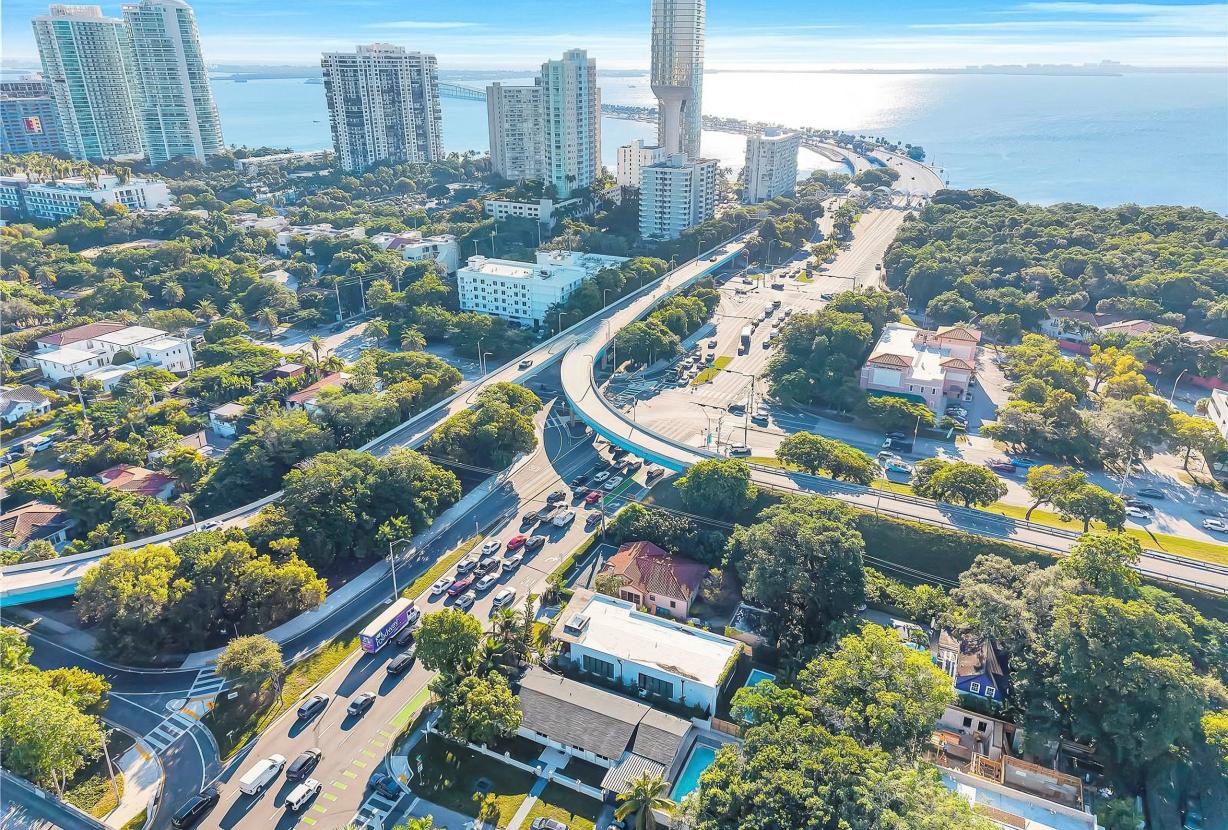 Mia008 - Renovated Home in The Roads, Miami