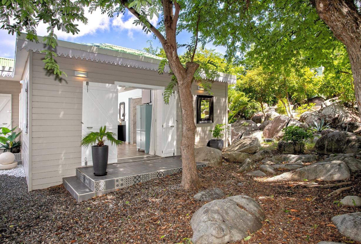 Sxm016 – Ocean-view estate with guest cottage in Anse Marcel