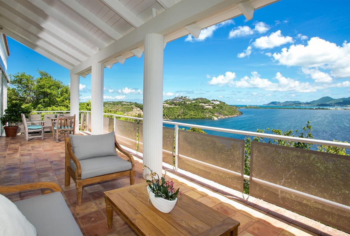 Sxm025 – Casa arquitectónica con vistas a la laguna en Terres Basses