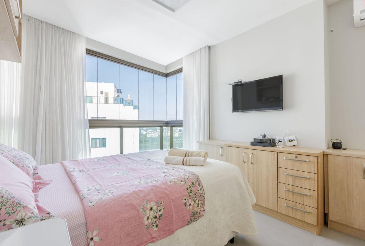 Rio098 - Stunning 6 bedrooms penthouse in Barra da Tijuca
