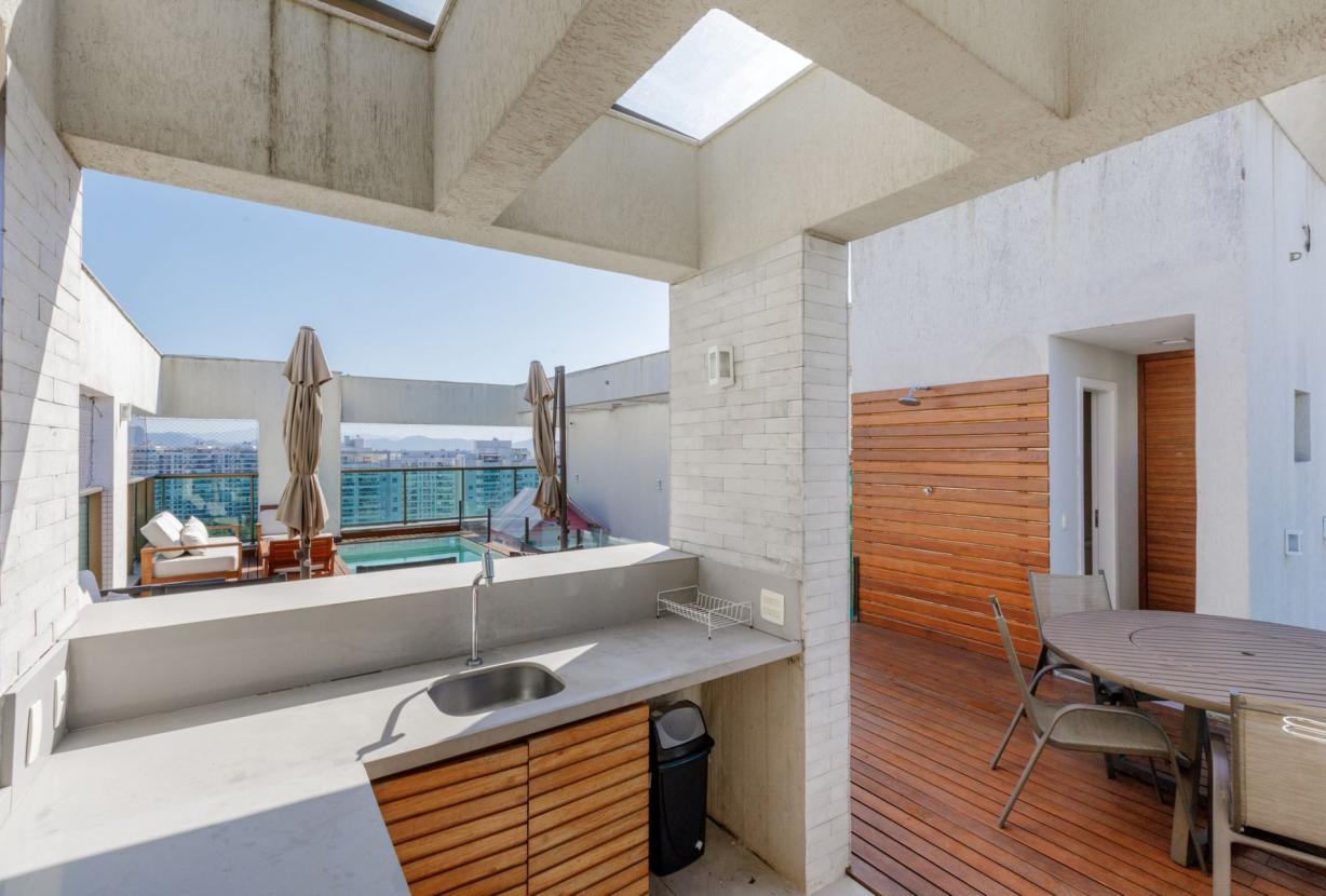 Rio098 - Stunning 6 bedrooms penthouse in Barra da Tijuca