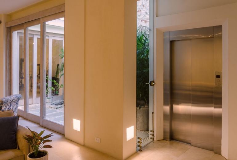 Car091 - Beautiful 4 bedroom villa overlooking the Old City