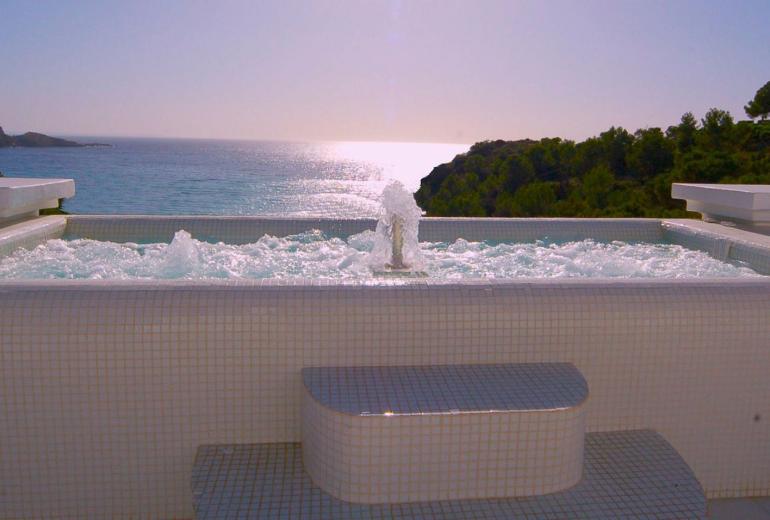 Ibi016 - Belle Villa dans la baie de Cala Jondal, Ibiza