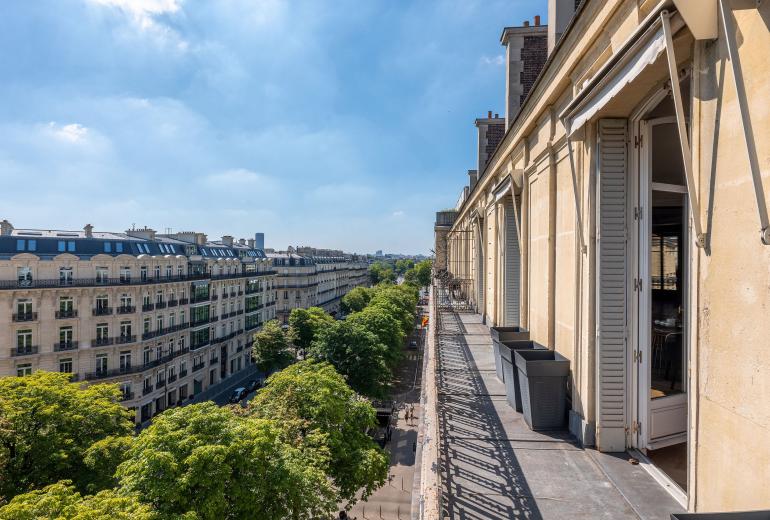 Par047 - Luxurious Duplex on Avenue George V