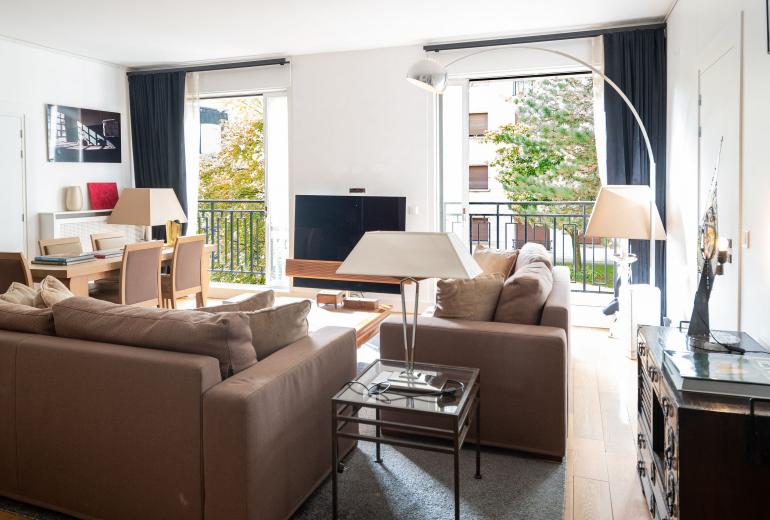 Par113 - Comfortable 2 bedroom apartment Avenue Montaigne