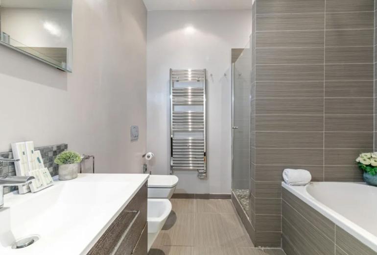 Par211 - 2-Suite Apartment in Paris 8