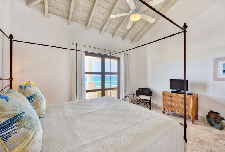 Sxm056 – Beachfront villa with terrace in Cupecoy