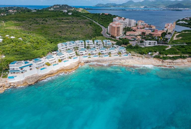Sxm056 – Beachfront villa with terrace in Cupecoy