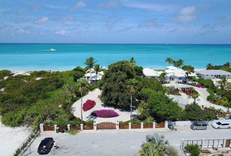 Tci020 – Villa en bord de mer avec piscine à Grace Bay