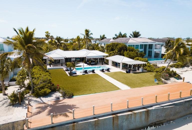 Tci020 – Villa en bord de mer avec piscine à Grace Bay