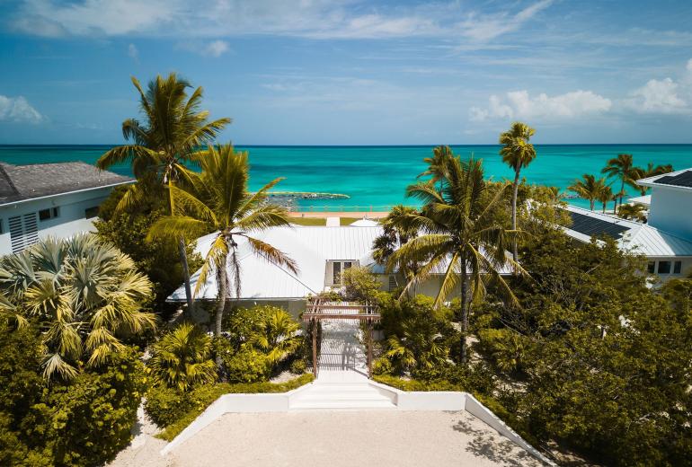 Tci020 – Villa en bord de mer avec piscine à Grace Bay