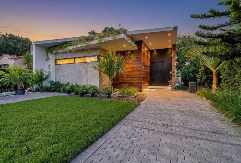Mia008 - Renovated Home in The Roads, Miami