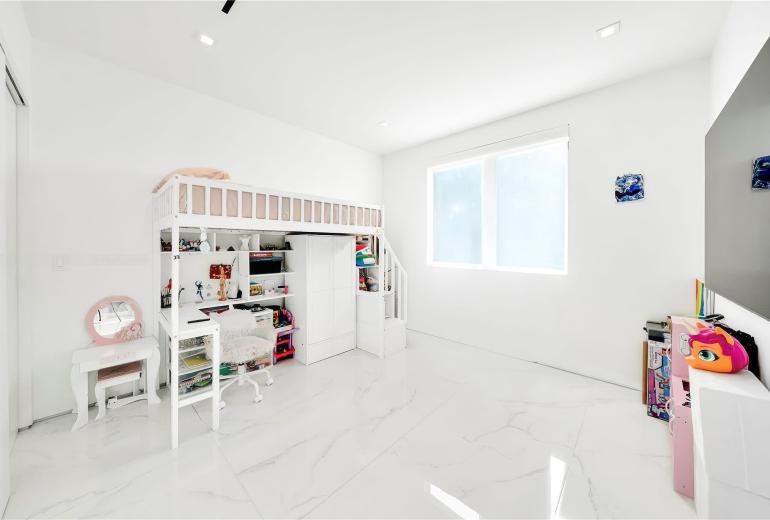 Mia008 - Renovated Home in The Roads, Miami