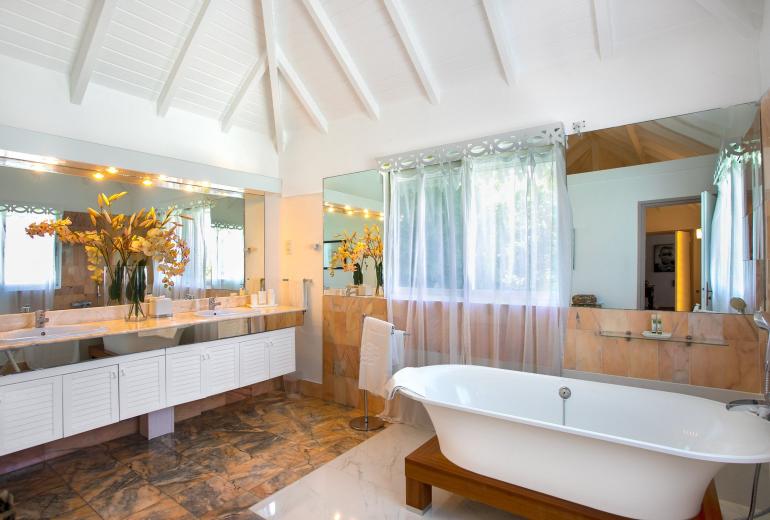 Sxm016 – Ocean-view estate with guest cottage in Anse Marcel