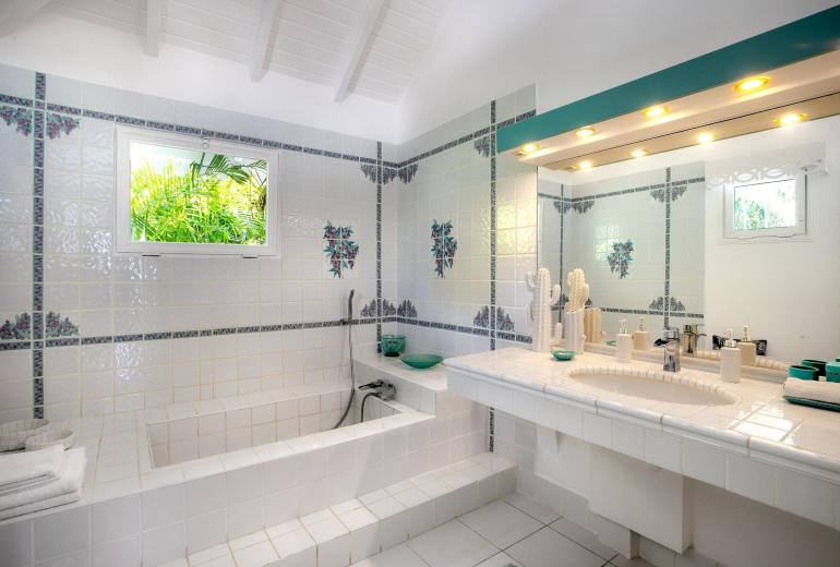 Sxm016 – Ocean-view estate with guest cottage in Anse Marcel